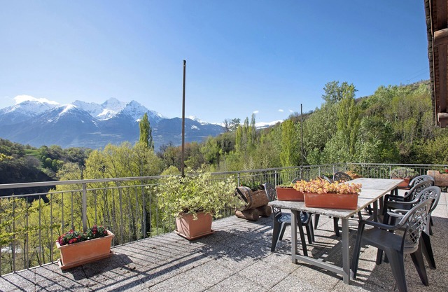 Apartamento 'Eun Tchì Vo - Gignod' con vistas a la montaña, terraza compartida y Wi-Fi
