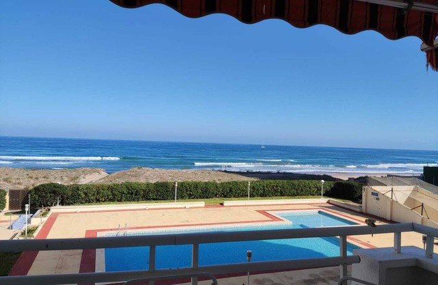 Piso frente al mar, con acceso privado a playa y piscina.