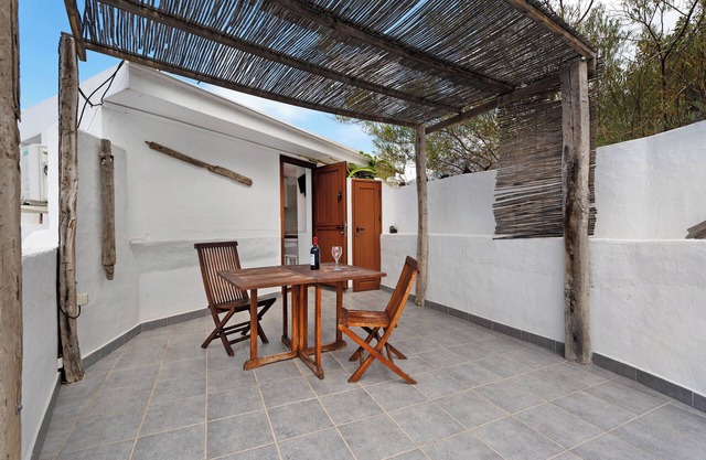 Apartamento 'Finca Wapa - Estudio 1' con vistas al mar, Wi-Fi y aire acondicionado.
