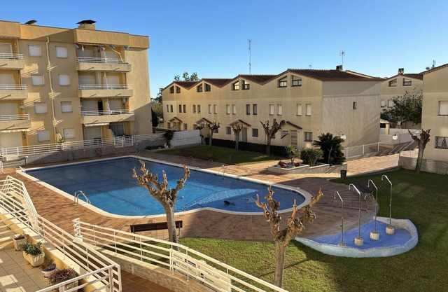 EXCELENTE APARTAMENTO CON WIFI, PISCINA Y JARDIN A 500 M DE LA PLAYA.