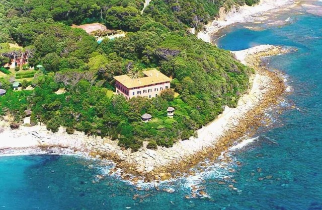 Casa en villa con terraza con vistas al mar.