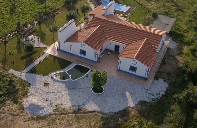 Casa alentejana con jardín y piscina.