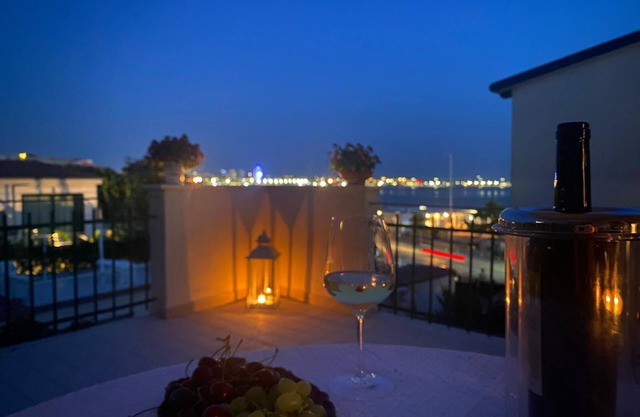 Apartamento para 4 personas frente a la playa con terraza con vistas al mar.