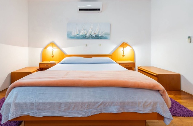Apartamento para 9 con 5 habitaciones, cocina, sala, 3 baños y balcón.