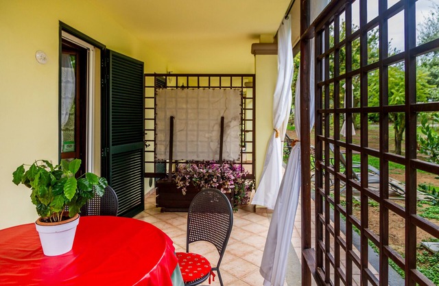 Apartamento 'Forasacco Rosso' con terraza privada, Wi-Fi y aire acondicionado
