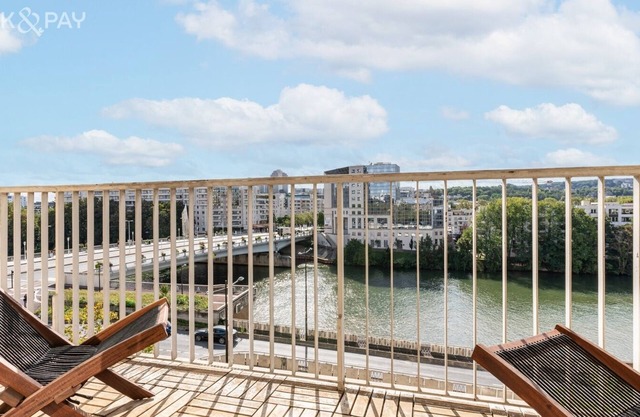 Apartment overlooking the Seine 10' drive from the Eiffel Tower free parking