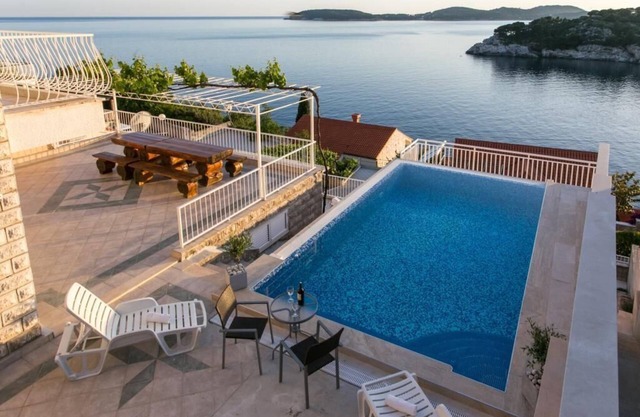 Apartamentos Franceska - Apartamento de dos dormitorios con terraza y vista al mar