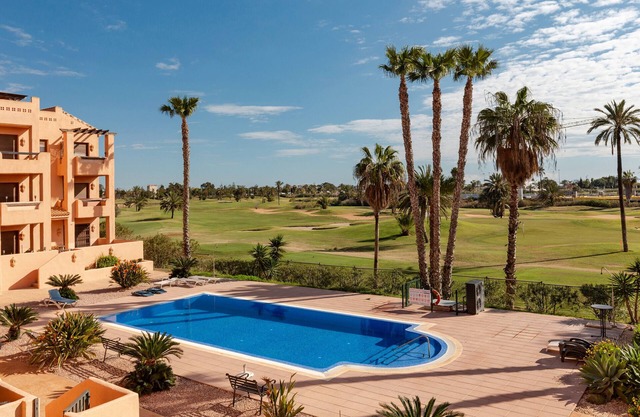 Apartamento 'Golf and Sun' con vistas al mar, piscina compartida y aire acondicionado