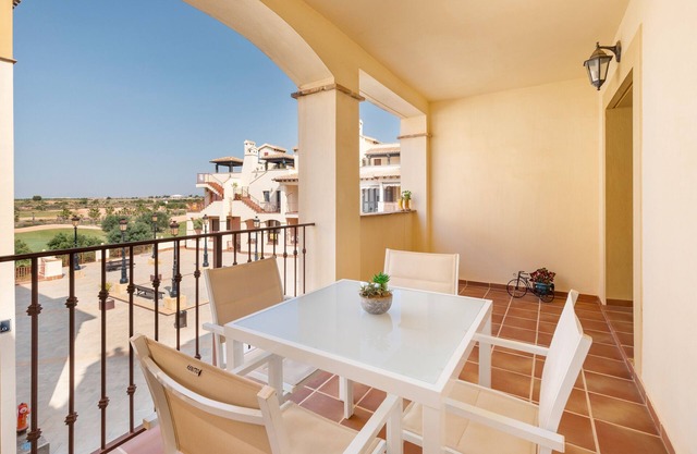 Apartamento 'Golf Relax In Betanzos' con piscina compartida, Wi-Fi y aire acondicionado.