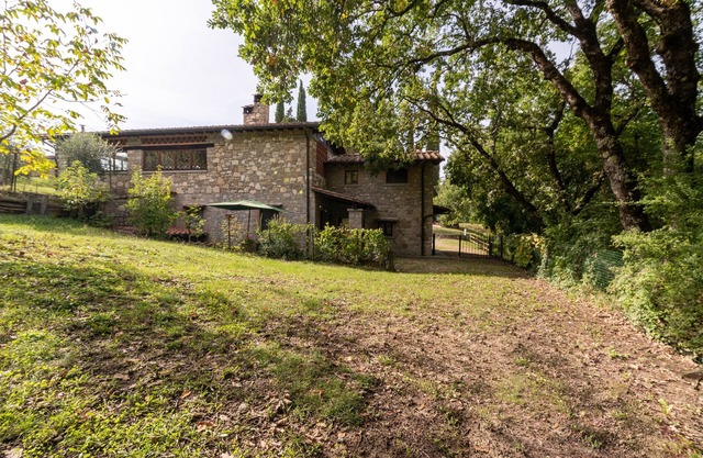 Apartamento Grillaia con vistas a la montaña, piscina, jardín y Wi-Fi