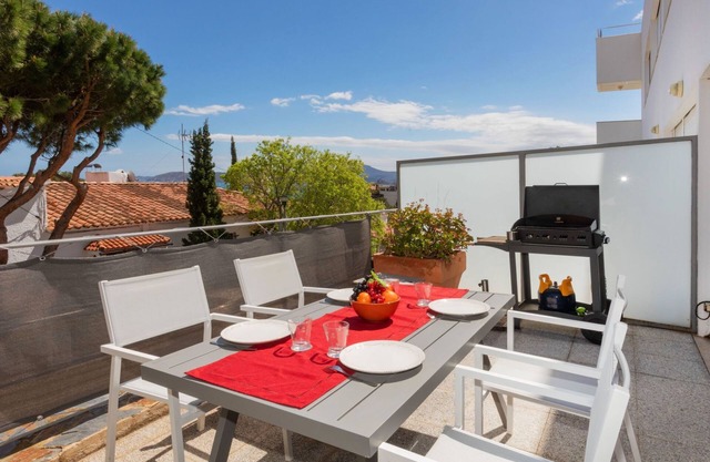 Apartamento Grifeu by Interhome