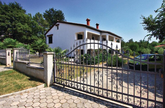 Apartment Hrastova V