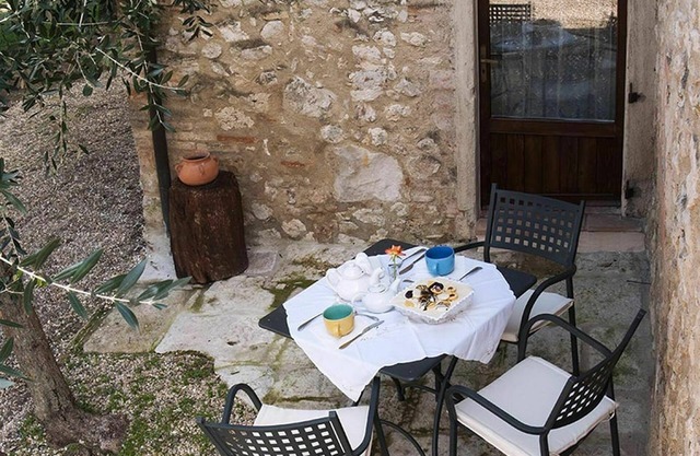 Apartamento en villa con piscina, WIFI, A/C, TV, patio, vista panorámica, cerca de San Gimignano