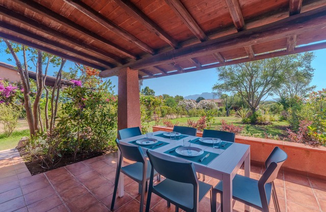Apartamento 'I Sugheri' con terraza privada, jardín privado y aire acondicionado
