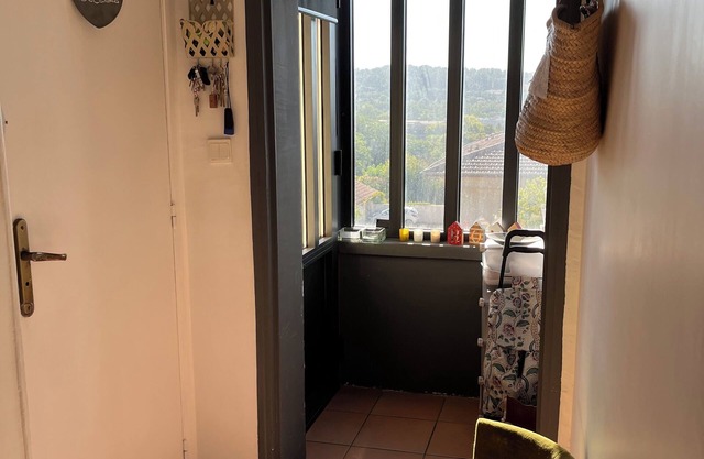 Apartment ideally located in a quiet area between Aix en Provence and Marseille