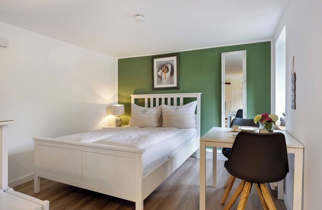 Apartamento 'Idyllisches Zimmer Im Grünen' con jardín privado y Wi-Fi
