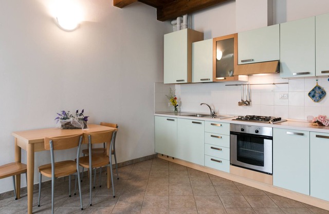 Amplio apartamento de dos habitaciones con 5 camas y vista a la montaña.