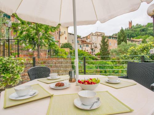 Apartment Il Giardino di Lucia by Interhome