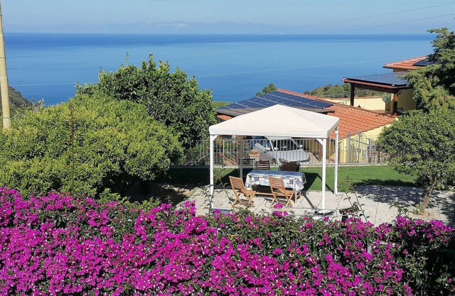 Apartamento "Il Mirto" con jardín mediterráneo y vistas al mar