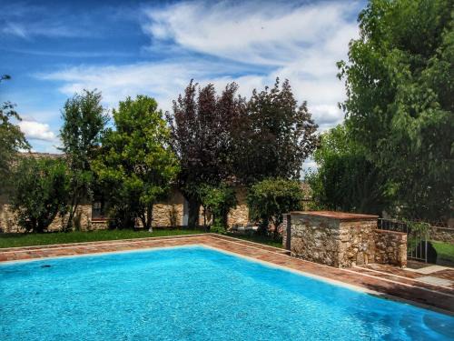 Apartment in a farmhouse with swimming pool