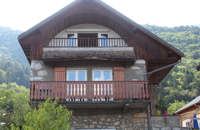 Apartamento en casa con spa en un pueblo tranquilo.