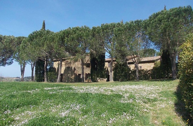 Apartamento en una casa de campo en las colinas con vistas al mar con un gran parque y piscina