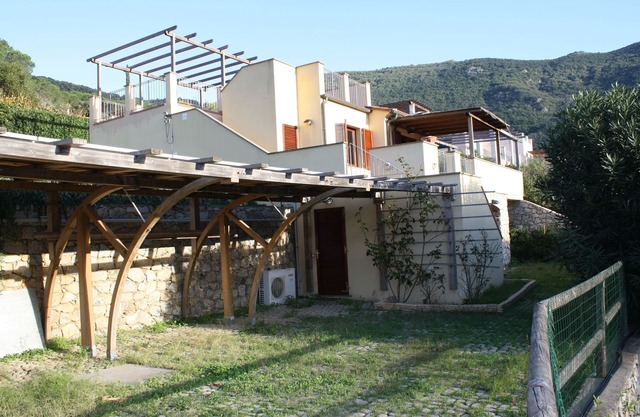 Apartamento en una casa adosada en el corazón de la naturaleza de Elba, jardín, mar 100mt