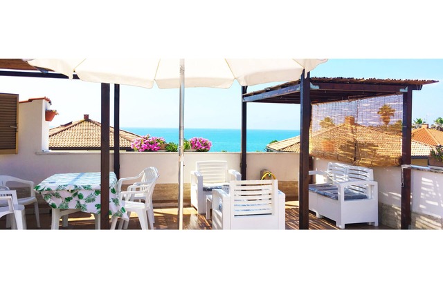 apartamento en una villa junto al mar, con impresionantes vistas