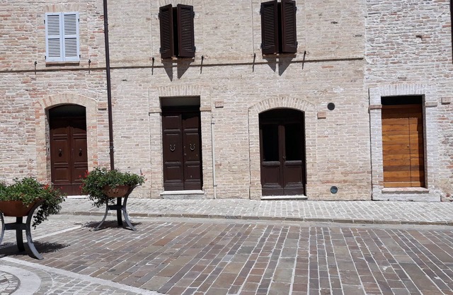 apartamento en un antiguo edificio medieval en la plaza central de Moresco