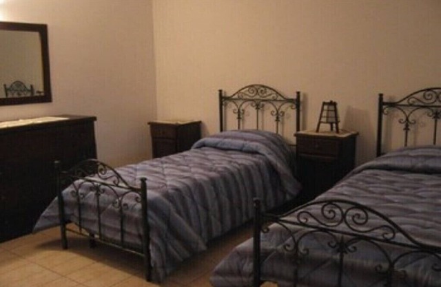 Apartamento en complejo con amplio estacionamiento y cerca de 15 minutos del mar.