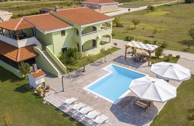 Precioso apartamento con piscina.
