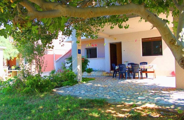 Apartamento en Dinjiška junto a la playa