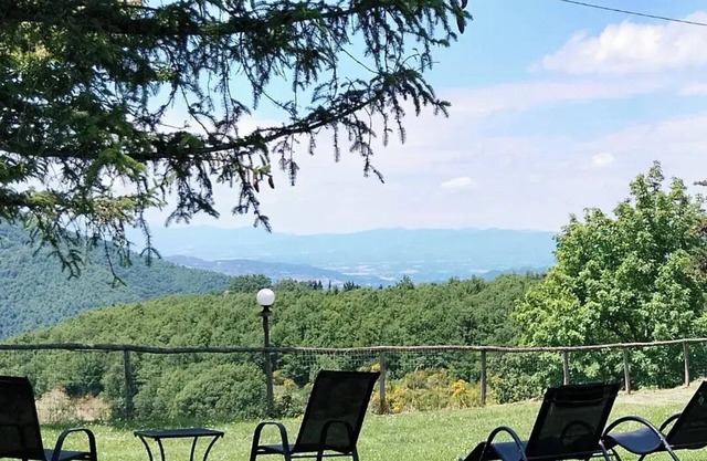 Apartment in farmhouse with exclusive pool in the Tuscan hills.