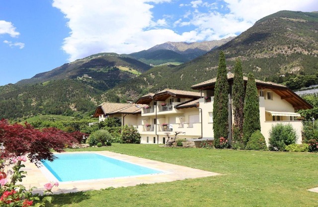 Apartamento en Goldrain con piscina y vistas