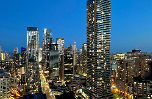 Apartment in heart of Toronto downtown