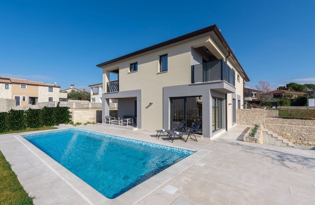 Villa moderna con piscina y terraza cubierta