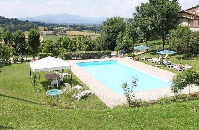 Apartamento en Umbría con piscina y vistas