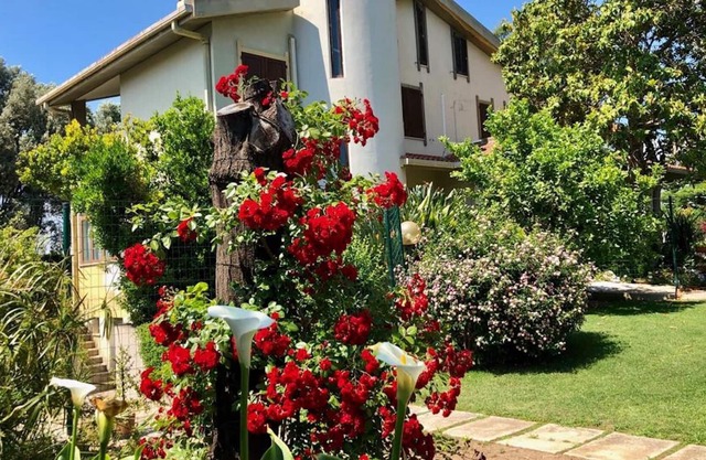 Apartamento en villa con jardín, cerca del mar.