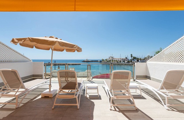Apartamento en primera línea de playa con terraza y vistas.