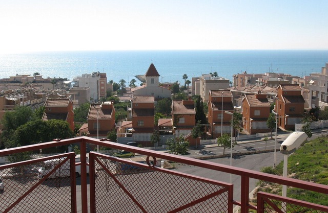 Apartamento en urbanización privada con piscina y zona ajardinada en Santa Pola