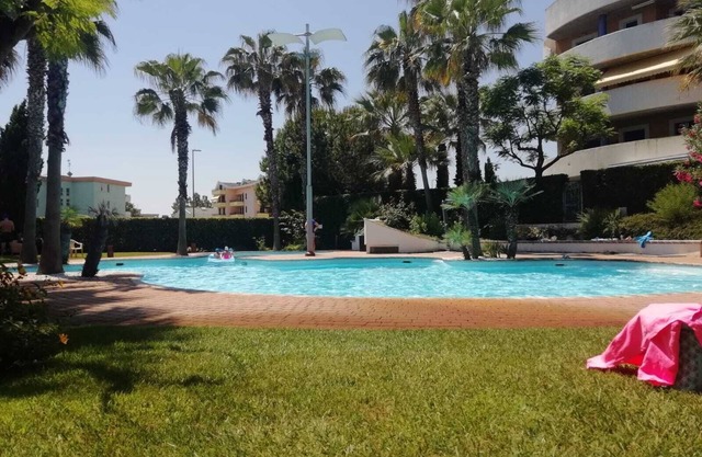 Apartment in residence with swimming pool 200m from the sea
