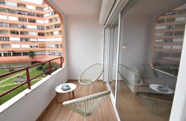 Apartamento en Roses con piscina, cerca de la playa y el centro, ideal para vacaciones cómodas y relajantes.