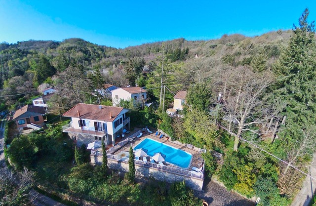 Apartamento en Sassetta con Piscina y Vistas