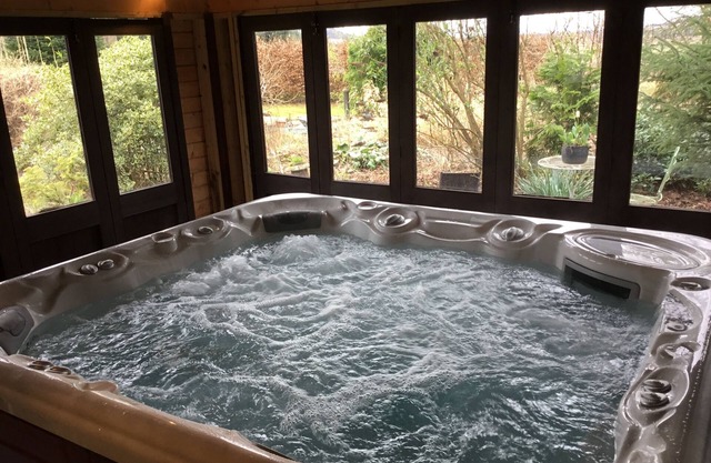 Apartment in the grounds of a country house with indoor hot tub