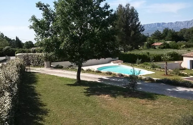 Apartment with swimming pool and view of Sainte-Victoire