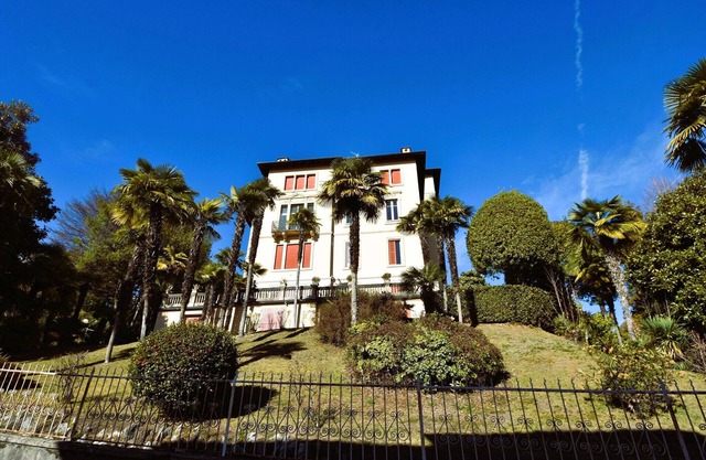 Apartamento en Vignone Villa Setting