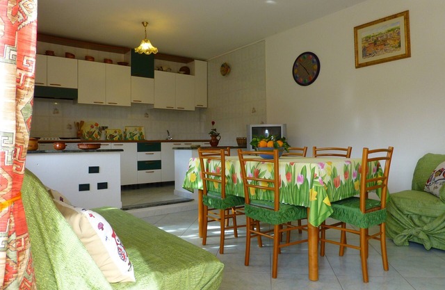 Apartamento en villa, planta baja, entrada independiente, ideal para familias.