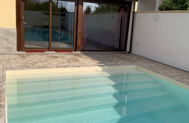 Apartment in villa with swimming pool 700m from the sea