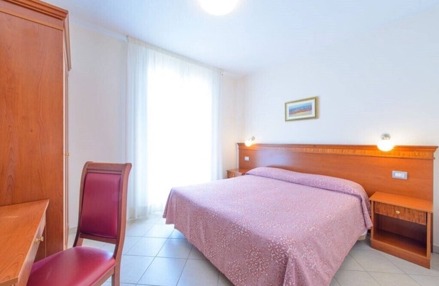 Apartamento de tres habitaciones para 6 personas, 1 baño, vista al mar.