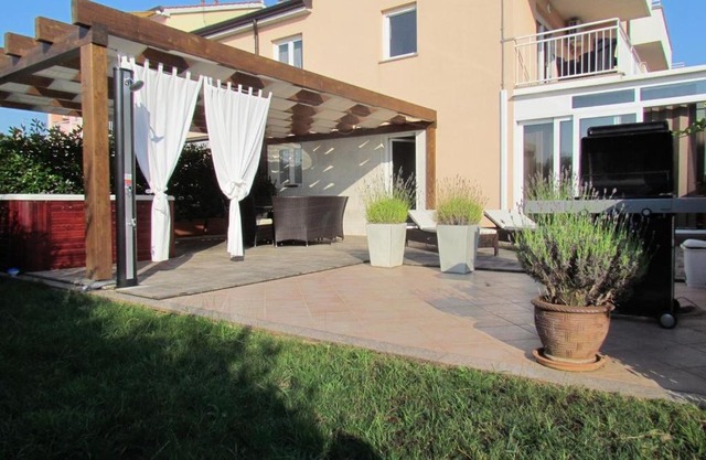 Apartment in Zambratija with sea view, balcony, air conditioning, WiFi (4961-3)